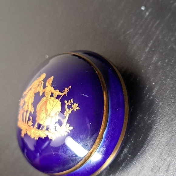 Vintage Small LIMOGES France Porcelain Covalt Blue 2" round trinket box. - Picture 7 of 7